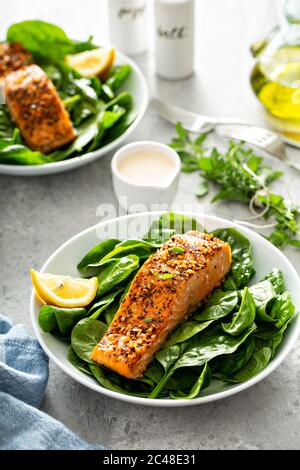 Zedernholz-Planke gebratener Lachs mit Spinat Stockfoto