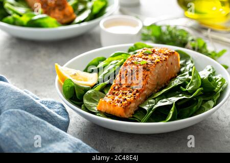 Zedernholz-Planke gebratener Lachs mit Spinat Stockfoto