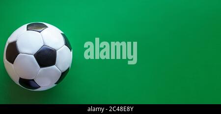 Sport, Fußball, Wettbewerbe, Körperkultur, gesundes Lifestyle-Konzept - Banner von flach Lay close-up schwarz-weiß klassischen Fußball-Lederball Stockfoto