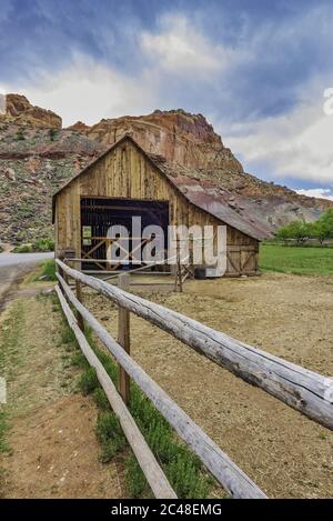 Blick auf Fruita Barn in der felsigen Landschaft, Capitol Reef, Utah, USA Stockfoto