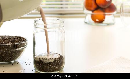 Mango Chia Samen geschichteten Pudding Smoothie Rezept. Mischen von Chia Samen und Joghurt. Stockfoto