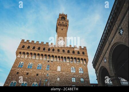 Der Palazzo Vecchio, das Rathaus von Florenz, befindet sich auf der Piazza della Signoria (Signoria Platz) in der Altstadt von Florenz, Italien Stockfoto