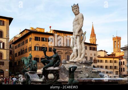 Neptunbrunnen (Fontana del Nettuno) auf der Piazza della Signoria (Piazza Signoria), vor dem Palazzo Vecchio, Florenz, Italien Stockfoto