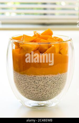 Chia Samen Lagenpudding mit Joghurt und frischer Mango. Stockfoto