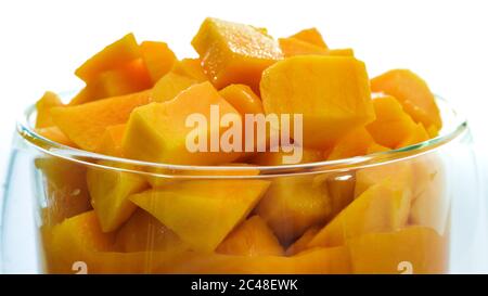 Schüssel mit frischen gehackten Mangofrucht Nahaufnahme auf weißem Hintergrund Stockfoto