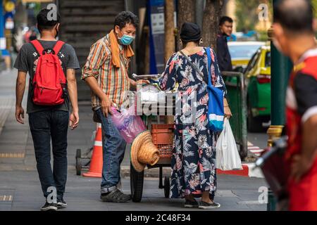 Lebensmittelhändler und -Kunde mit Gesichtsmaske während der Pandemie von Covid 19, Bangkok, Thailand Stockfoto