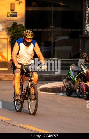 Radfahrer mit Gesichtsmaske während der Pandemie von Covid 19, Bangkok, Thailand Stockfoto