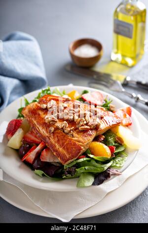 Gesund gebratener Lachs mit Obstsalat Stockfoto