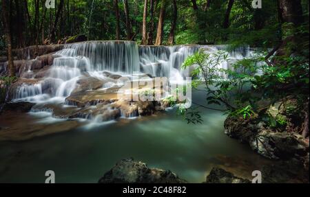 Huay Mae Kamin Wasserfall, schönen Wasserfall im Regenwald in Kanchanaburi, Thailand. Stockfoto