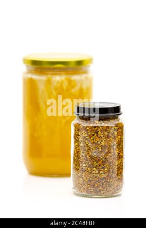 Bienenpollen Granulat in einem Glasgefäß. Selektiver Fokus mit geringer Schärfentiefe. Stockfoto