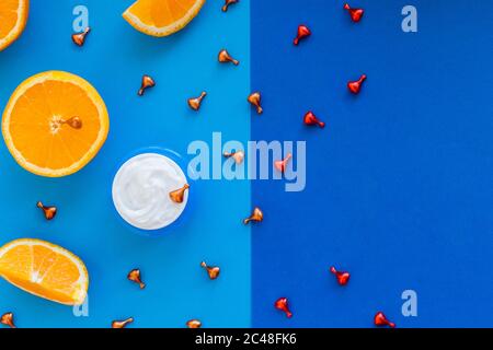 Ampullen und Serum mit Vitamin C. Bio-Kosmetik-Konzept. Zitrone, Limette, Orange, Mandarine und kosmetische Ampullen auf hellem Hintergrund Stockfoto