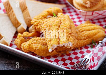 Südstaaten gebratener Fisch mit Toast Stockfoto