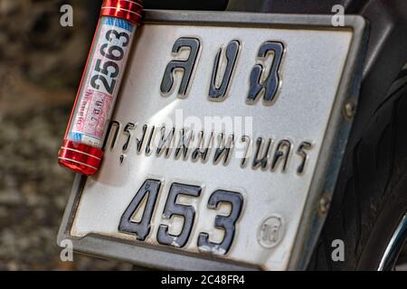 SAMUT PRAKAN, THAILAND, JUN 23 2020, Bestätigung der Versicherung in der Stahlbox auf dem Kennzeichen des Fahrzeugs befestigt - Motorrad. Stockfoto