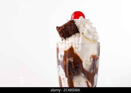 Eisbecher mit Schokolade und Schlagsahne Stockfoto