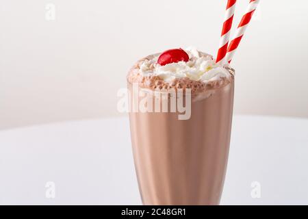 Schokoladenmilchshake mit Schlagsahne Stockfoto