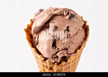 Schokoladeneis in einem Waffelkegel Stockfoto