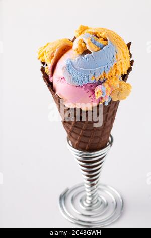 Buntes Eis in Waffelkegel Stockfoto