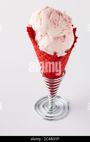 Erdbeereis in Waffelkegel Stockfoto