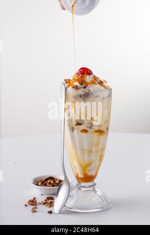 Karamell Pecan Eisbecher Stockfoto