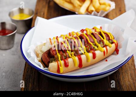 Gegrillter, mit Speck umwickelter Hot Dog Stockfoto