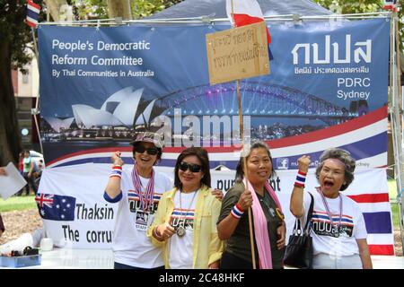 Die thailändische Bevölkerung protestiert im Belmore Park, Sydney, in Solidarität mit der ‘Occupy Bangkok’ des Demokratischen Reformkomitees (PDRC). Stockfoto