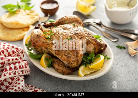 Ganze Zitronenkräuter und Knoblauch gebratenes Huhn Stockfoto