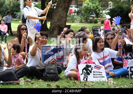 Die thailändische Bevölkerung protestiert im Belmore Park, Sydney, in Solidarität mit der ‘Occupy Bangkok’ des Demokratischen Reformkomitees (PDRC). Sie wollen Reform b Stockfoto