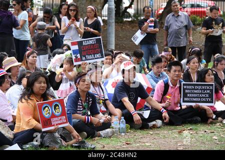 Die thailändische Bevölkerung protestiert im Belmore Park, Sydney, in Solidarität mit der ‘Occupy Bangkok’ des Demokratischen Reformkomitees (PDRC). Stockfoto