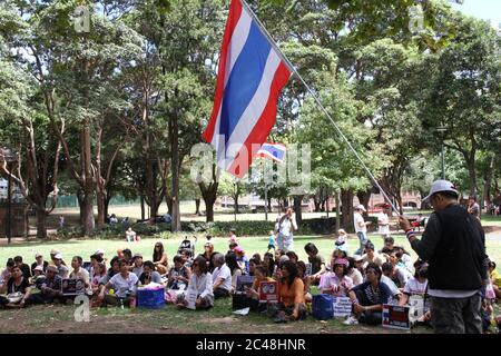 Die thailändische Bevölkerung protestiert im Belmore Park, Sydney, in Solidarität mit der ‘Occupy Bangkok’ des Demokratischen Reformkomitees (PDRC). Stockfoto