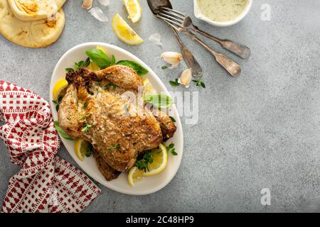 Ganze Zitronenkräuter und Knoblauch gebratenes Huhn Stockfoto