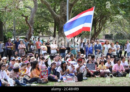 Die thailändische Bevölkerung protestiert im Belmore Park, Sydney, in Solidarität mit der ‘Occupy Bangkok’ des Demokratischen Reformkomitees (PDRC). Stockfoto