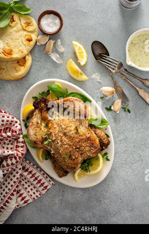 Ganze Zitronenkräuter und Knoblauch gebratenes Huhn Stockfoto