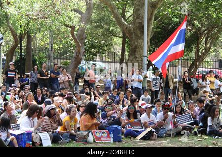 Die thailändische Bevölkerung protestiert im Belmore Park, Sydney, in Solidarität mit der ‘Occupy Bangkok’ des Demokratischen Reformkomitees (PDRC). Stockfoto