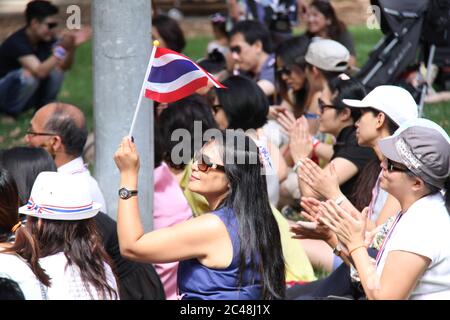 Die Thailänder im Belmore Park, Sydney applaudieren einem Redner auf der Bühne, als sie in Solidarität mit dem Volkskomitee für demokratische Reformen (PDR) protestieren Stockfoto