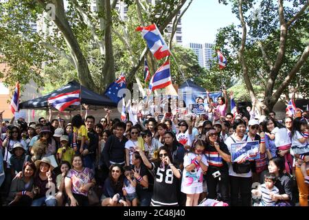 Die thailändische Bevölkerung protestiert im Belmore Park, Sydney, in Solidarität mit der ‘Occupy Bangkok’ des Demokratischen Reformkomitees (PDRC). Stockfoto