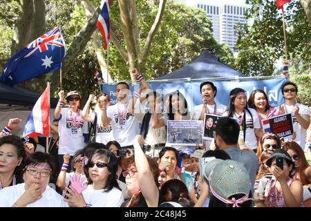 Die thailändische Bevölkerung protestiert im Belmore Park, Sydney, in Solidarität mit der ‘Occupy Bangkok’ des Demokratischen Reformkomitees (PDRC). Stockfoto