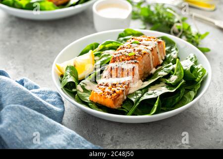 Zedernholz-Planke gebratener Lachs mit Spinat Stockfoto
