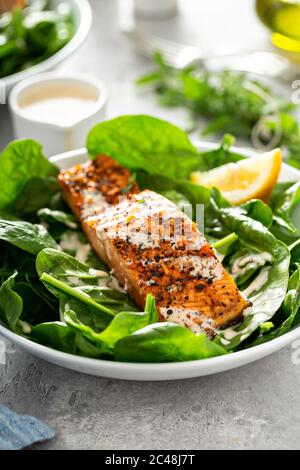 Zedernholz-Planke gebratener Lachs mit Spinat Stockfoto