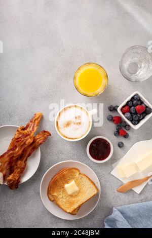 Traditionelles kontinentales Frühstück mit Toast Stockfoto