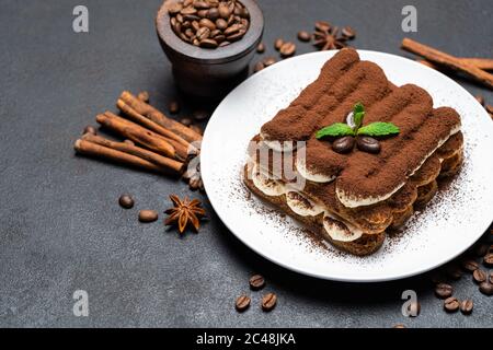 Klassisches Tiramisu Dessert auf Keramikplatte auf Betongrund Stockfoto