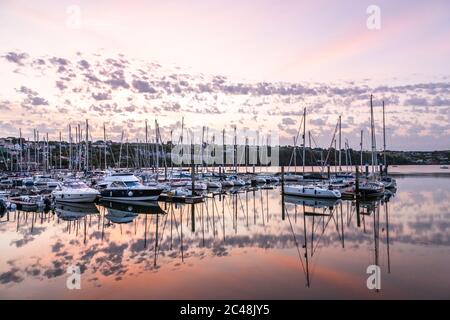 Kinsale, Cork, Irland. Juni 2020. Ein ruhiger und warmer Morgen bei Sonnenaufgang über Yachten und Freizeitbooten im Yachthafen des Yachtclubs in Kinsale, Co. Cork, Irland. - Credit; David Creedon / Alamy Live News Stockfoto