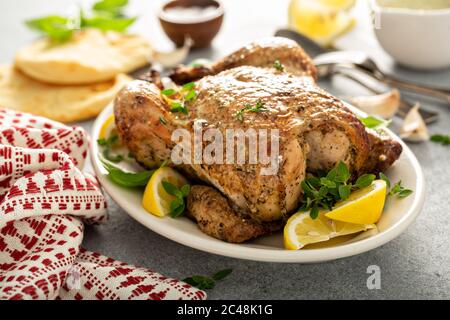 Ganze Zitronenkräuter und Knoblauch gebratenes Huhn Stockfoto