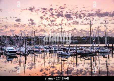 Kinsale, Cork, Irland. Juni 2020. Ein ruhiger und warmer Morgen bei Sonnenaufgang über Yachten und Freizeitbooten im Yachthafen des Yachtclubs in Kinsale, Co. Cork, Irland. - Credit; David Creedon / Alamy Live News Stockfoto