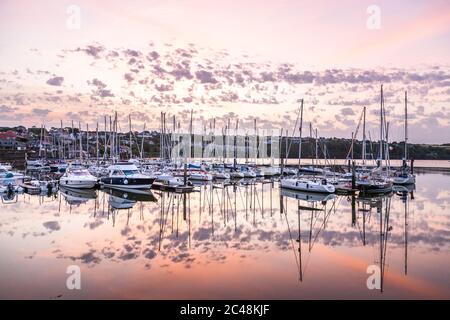 Kinsale, Cork, Irland. Juni 2020. Ein ruhiger und warmer Morgen bei Sonnenaufgang über Yachten und Freizeitbooten im Yachthafen des Yachtclubs in Kinsale, Co. Cork, Irland. - Credit; David Creedon / Alamy Live News Stockfoto