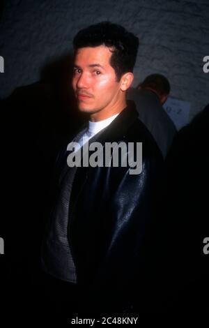 Westwood, California, USA 9. November 1995 Schauspieler John Leguizamo besucht Miramax' 'The Crossing Guard' Premiere am 9. November 1995 im Mann National Theatre in Westwood, Kalifornien, USA. Foto von Barry King/Alamy Stockfoto Stockfoto