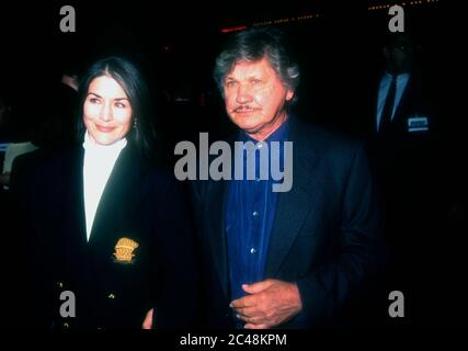 Westwood, California, USA 9. November 1995 Schauspieler Charles Bronson und Kim Weeks besuchen Miramax' 'The Crossing Guard' Premiere am 9. November 1995 im Mann National Theatre in Westwood, Kalifornien, USA. Foto von Barry King/Alamy Stockfoto Stockfoto