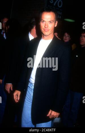 Westwood, California, USA 9. November 1995 Schauspieler Michael Keaton nimmt an Miramax' 'The Crossing Guard' Premiere am 9. November 1995 im Mann National Theatre in Westwood, Kalifornien, USA Teil. Foto von Barry King/Alamy Stockfoto Stockfoto