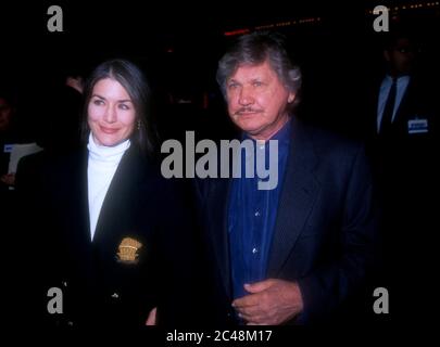 Westwood, California, USA 9. November 1995 Schauspieler Charles Bronson und Kim Weeks besuchen Miramax' 'The Crossing Guard' Premiere am 9. November 1995 im Mann National Theatre in Westwood, Kalifornien, USA. Foto von Barry King/Alamy Stockfoto Stockfoto