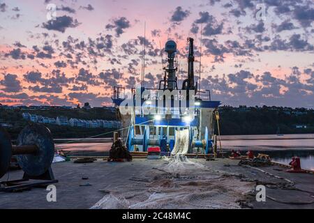 Kinsale, Cork, Irland. Juni 2020. Die Fischernetze der Trawler Rachel Jay legten sich vor Sonnenaufgang am Pier in Kinsale, Co. Cork, Irland, aus. - Credit; David Creedon / Alamy Live News Stockfoto