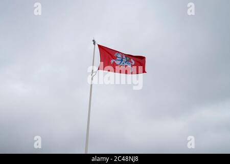 Die alte Flagge des Wappens, die einen Ritter auf einem Pferd mit Schwert zeigt. Auf Schloss Medininkai, Litauen. Stockfoto